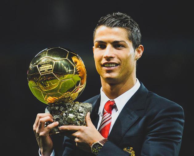 阿根廷队2026年世界杯球衣：经典蓝白条纹+黑色三道杠配饰（2026世界杯阿根廷球衣曝光：经典蓝白条纹配黑色三道杠点缀）